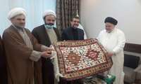 تقدیم هدیه دست بافت زنان عشایری به نماینده تام الاختیار حضرت آیت‌الله العظمی سیستانی