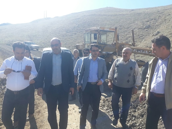 شن‌ریزی ۱۰ کیلومتر از راه‌های قشلاقات پیرامونی قورت‌تپه مشگین‌شهر 